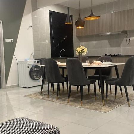 D'Rinie Sky Homestay Каджанг Екстериор снимка